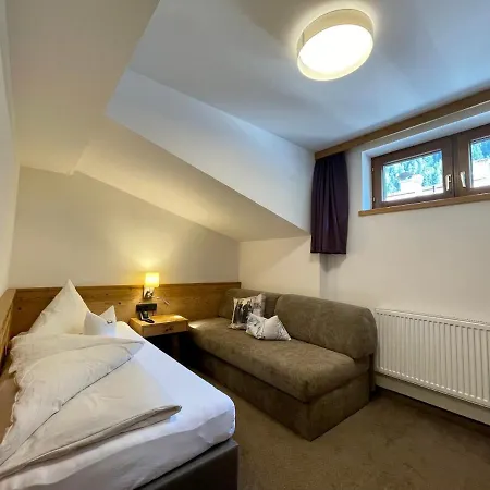 Haus Steffeler בית הארחה 3*